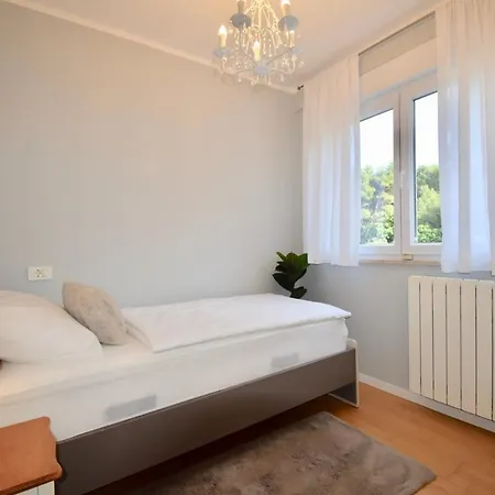 Relaxing Apartment 300 M From The Beach شقة بولا